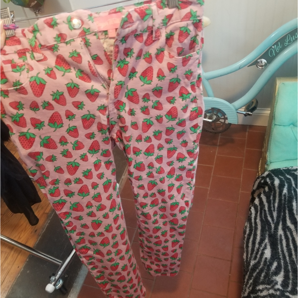 Strawberry print light pink capris